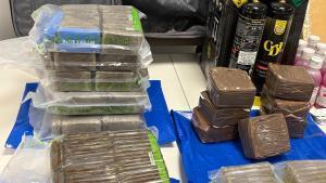 Imagen de las drogas incautadas por los Mossos dEsquadra en un almacén de Santa Coloma