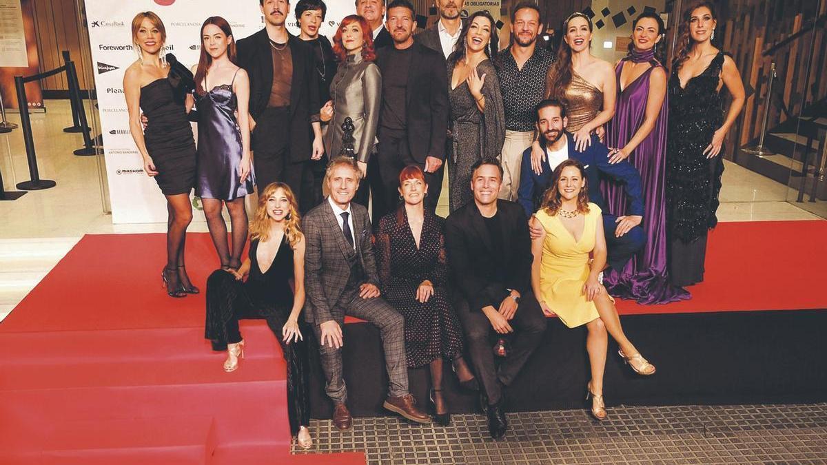 Banderas, con el elenco de Company