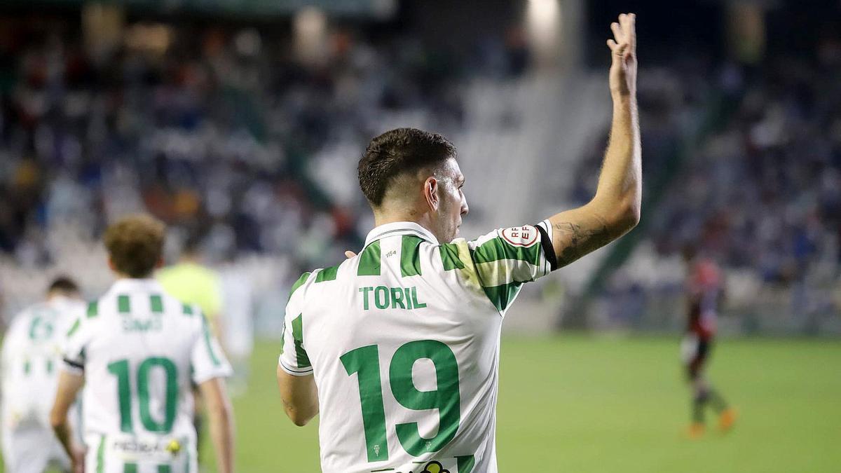 Alberto Toril celebra su gol ante el Recreativo en El Arcángel.