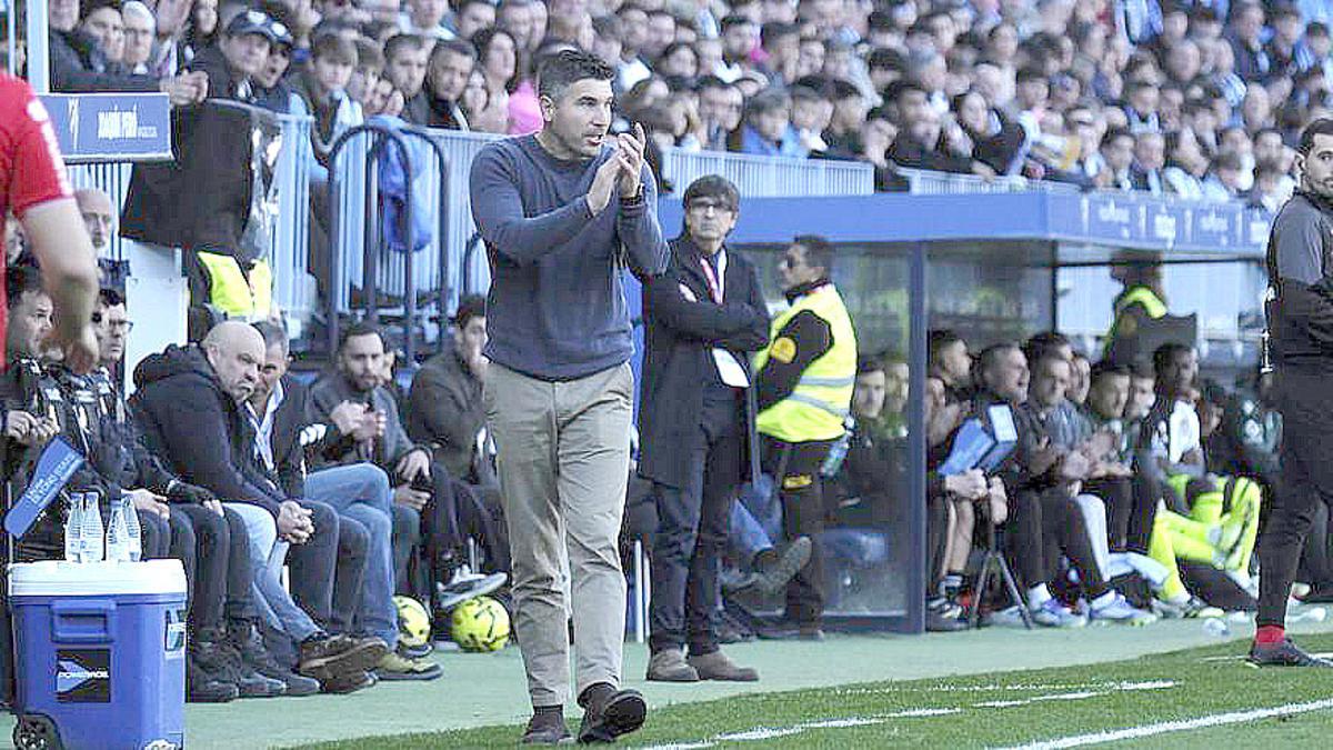 Juanfran Funes, entrenador del Málaga CF, durante el partido del pasado domingo frente al AD Ceuta en La Rosaleda. | GREGORIO MARRERO