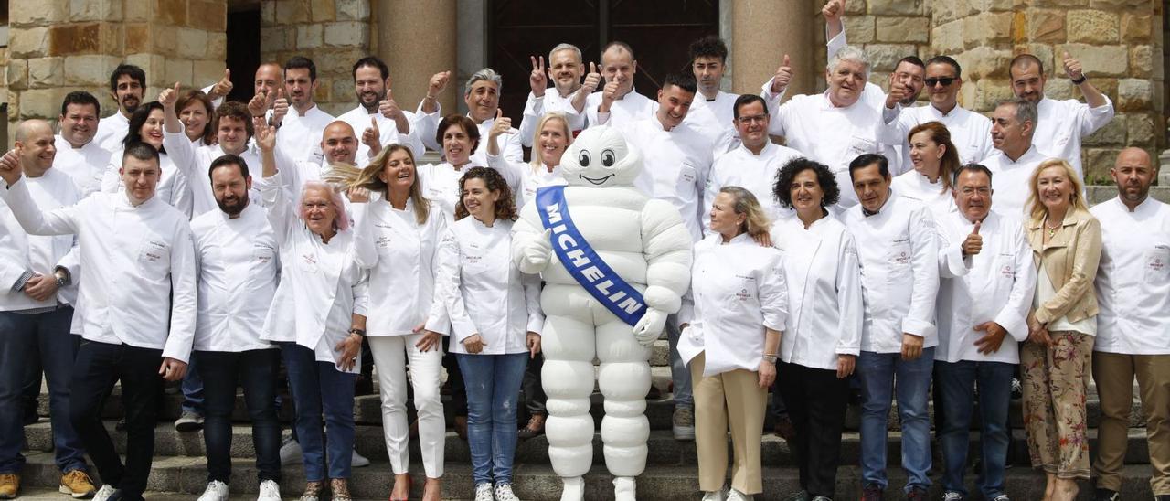 Por la izquierda, en la fila de abajo, Álex Sampedro, Vicente Suárez, Jairo Rodríguez, Viri Fernández, Graciela Blanco, María Busta, Bibendum (muñeco de Michelin), Yolanda Vega, Berta Piñán, Isaac Loya, Pedro Morán, Mónica Rius y Ricardo Sotres. En la fila del medio, por la izquierda, Marcos Morán, Dulce Martínez, Javier Farpón, Israel Moreno, Ana Fe Fernández, Cristina Arias, Alejandro Villa, Javier Loya, Marí Fernández y Luis Alberto Martínez. En la fila de arriba, por la izquierda, Ricardo Fernández, Esther Manzano, Jairo López, Xune Andrade, Pablo Montero, Frank Pérez, Iván Feito, Gonzalo Pañeda, Diego Fernández, Abel Terente, Elio Ferpel, Jaime Uz y David Castroagudín, ayer, en la Laboral.