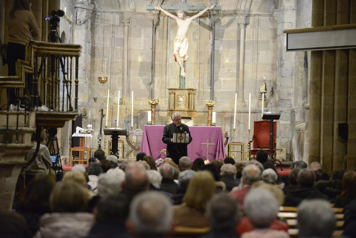 César Salvador Gallego, durante su pregón de la Semana Santa de Benavente en San Juan del Mercado.