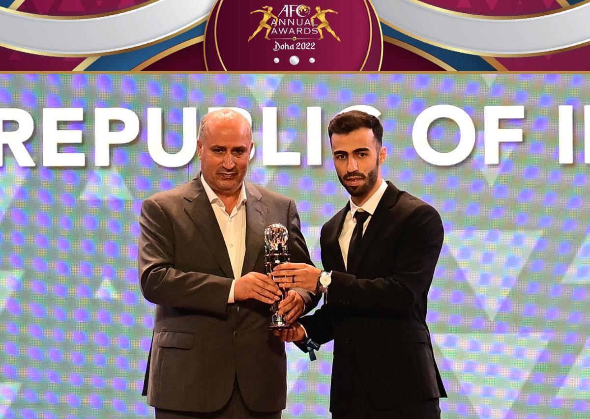 Moslem recoge en Doha el premio a mejor jugador de Asia.
