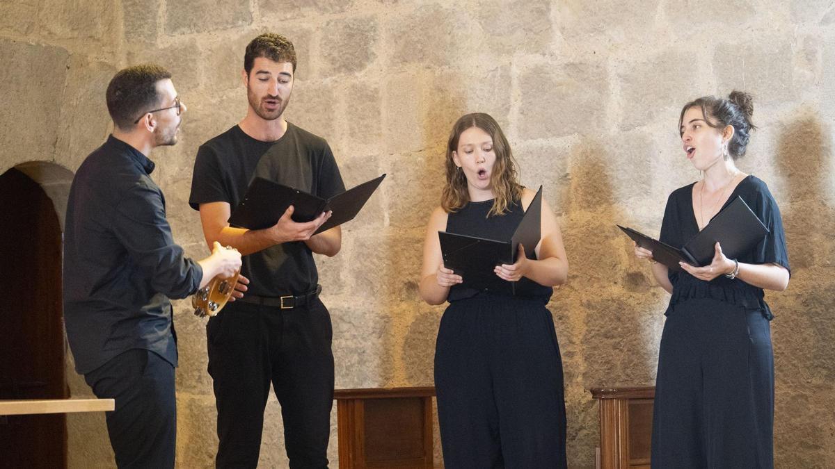 El Cor de la 30a edició del festival peniscolà ha oferit una emotiva actuació de presentació al Castell del Papa Luna.