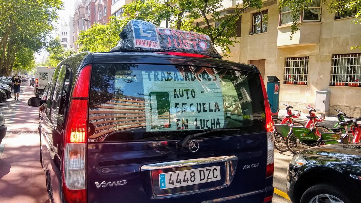 Caravana de coches de autoescuela en huelga en Bizkaia.