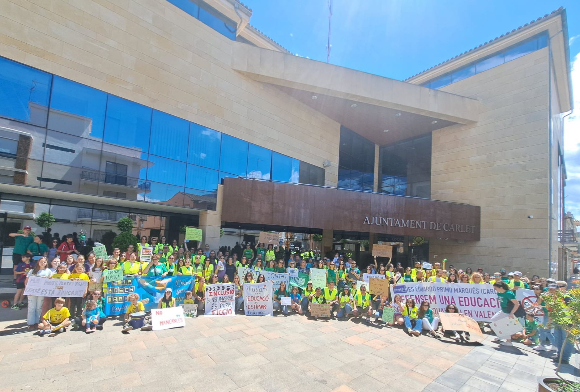 Concentración a las puertas del Ayuntamiento de Carlet.