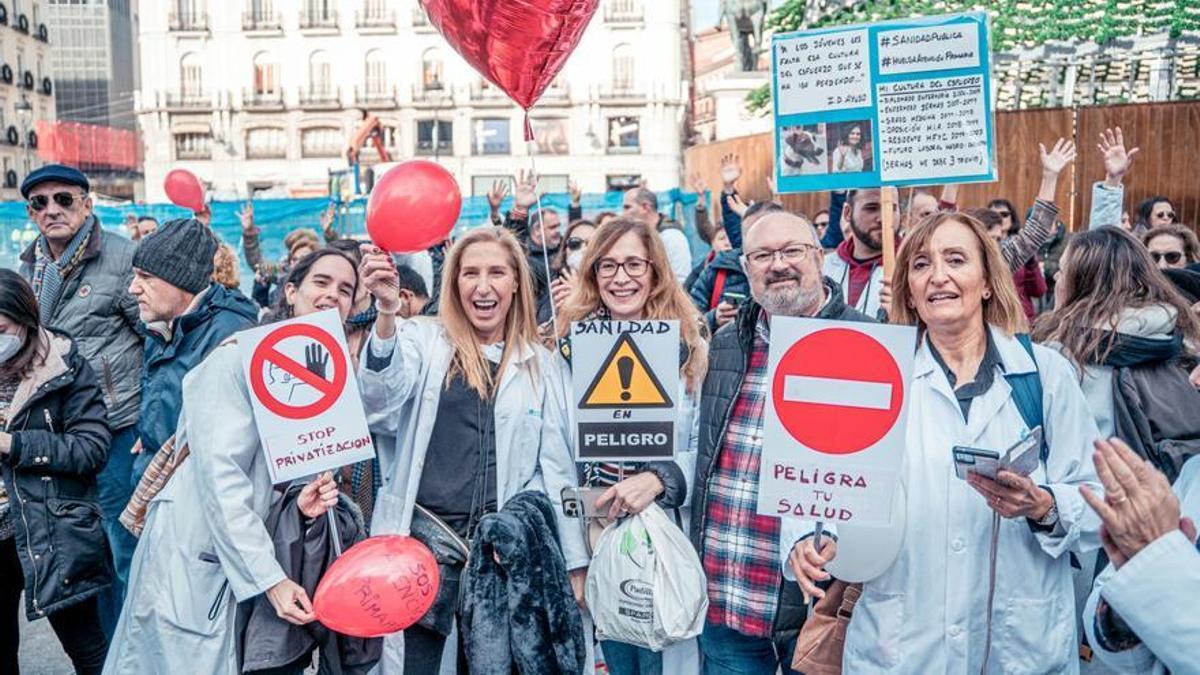 Médicos y pediatras de Atención Primaria se manifiestan entre la Consejería y la sede de la Comunidad de Madrid.