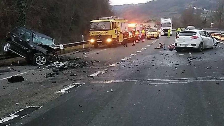 Los dos coches siniestrados, en el lugar del suceso, momentos después del terrible accidente.