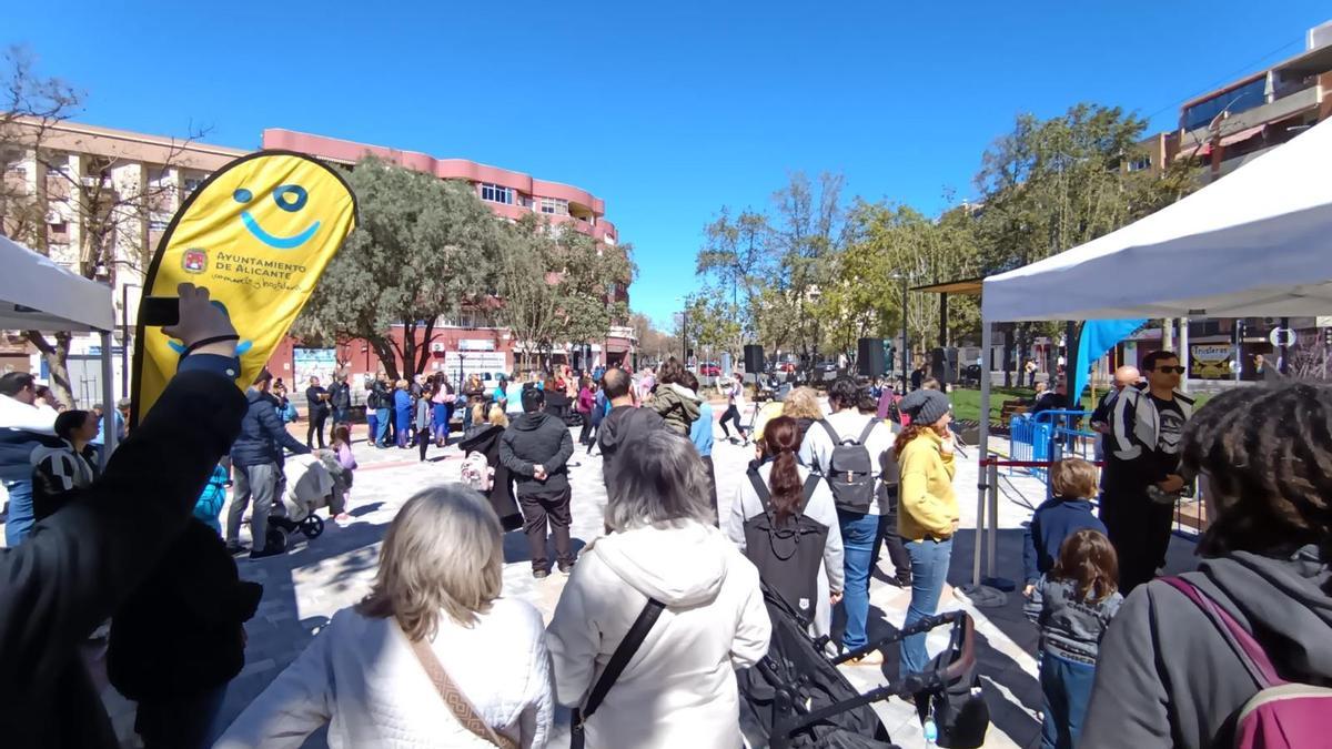 Asistentes a las jornadas realizadas en la renovada plaza de San Blas