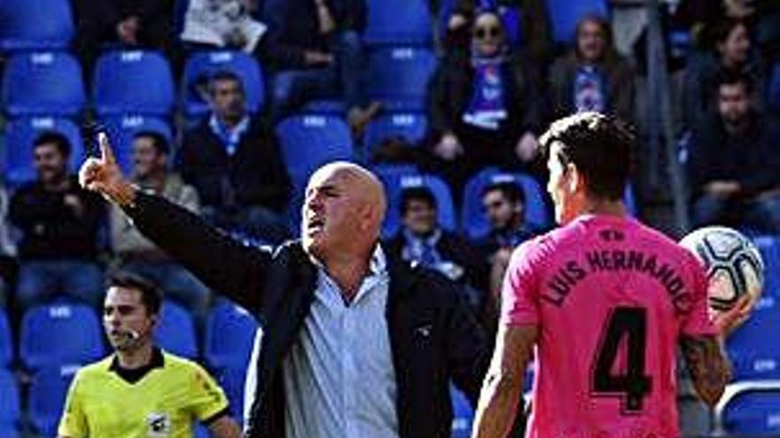 Luis César, en diferentes momentos de su estreno en Riazor como entrenador del Deportivo.