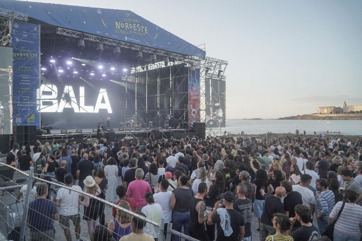 El dúo gallego formado por Anxela Baltar (guitarra y voz) y Violeta Mosquera (batería y voz) tomaron el escenario de la playa en la primera jornada del Festival Noroeste en Riazor. El dúo gallego formado por Anxela Baltar (guitarra y voz) y Violeta Mosquera (batería y voz) tomaron el escenario de la playa en la primera jornada del Festival Noroeste en Riazor.