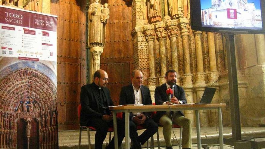 De izquierda a derecha, Roberto Castaño, José Luis Miranda y Francisco Moya presentan Toro Sacro.