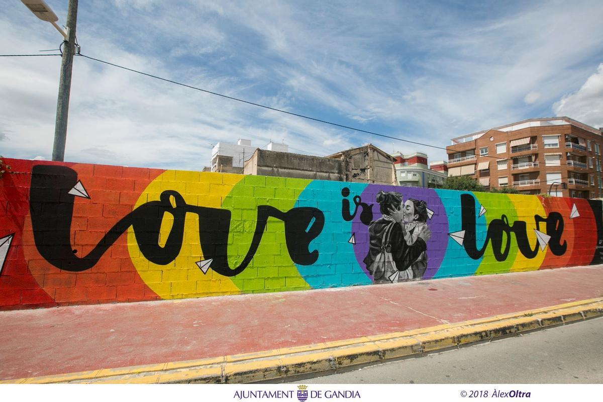 Estado original del cartel "Love is Love" de Gandia, en 2018