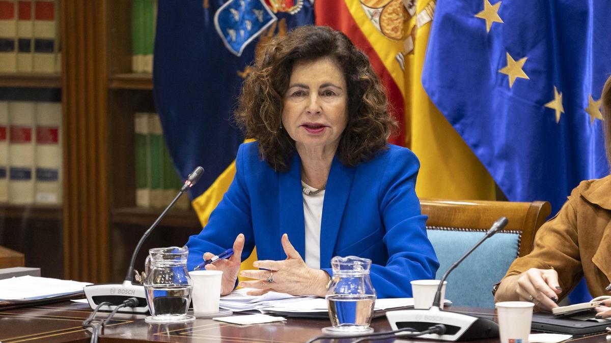 Matilde Asián, consejera de Hacienda del Gobierno de Canarias, este miércoles durante la comisión parlamentaria.