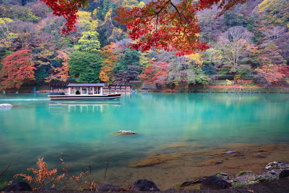 El otoño se refleja en las aguas de Japón.