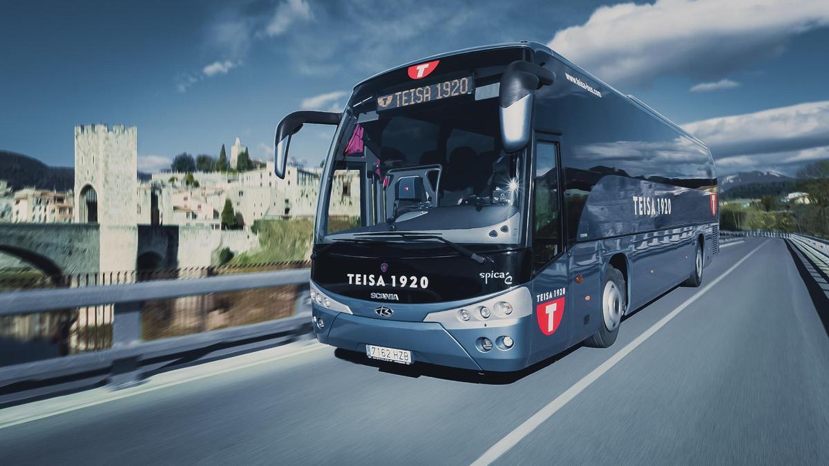 Un autobús de la companyia Teisa circulant per Besalú