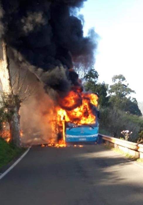 El incendio de una guagua hace peligrar el monte de Teror