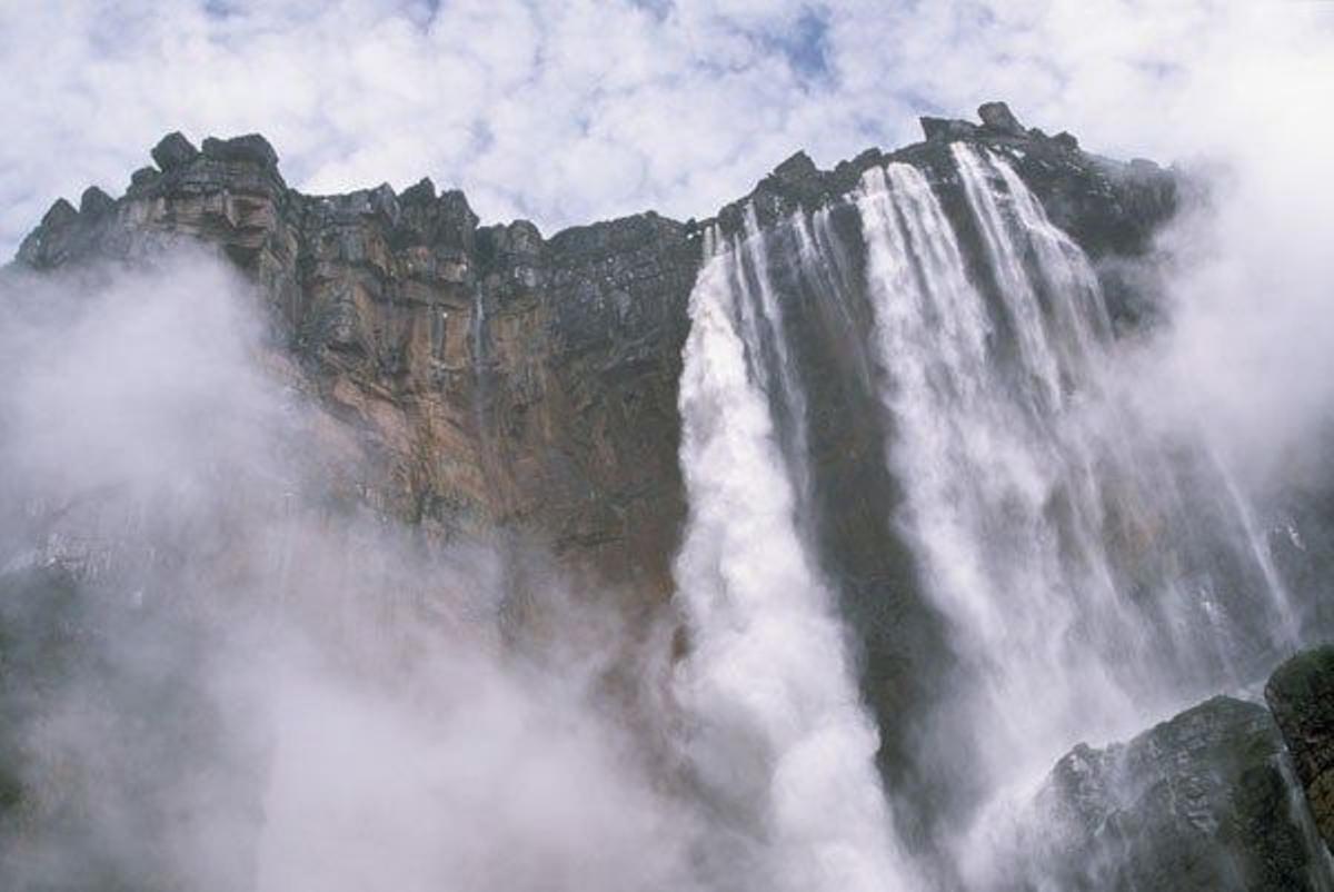Salto Ángel es el salto de agua más alto del mundo y se enceuntra en Venezuela.
