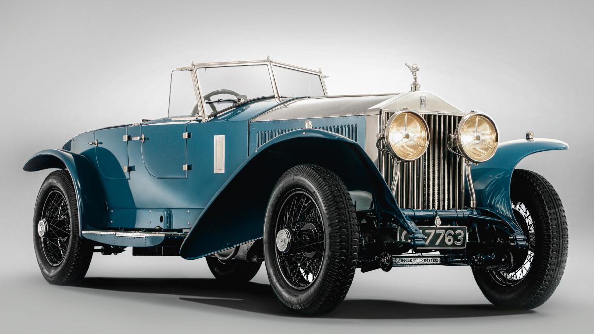 En el modelo histórico destacan los faros redondos y los pasos de rueda separados, elementos que definían el lujo y la ingeniería de alto rendimiento en plena era del Jazz En el modelo histórico destacan los faros redondos y los pasos de rueda separados, elementos que definían el lujo y la ingeniería de alto rendimiento en plena era del Jazz