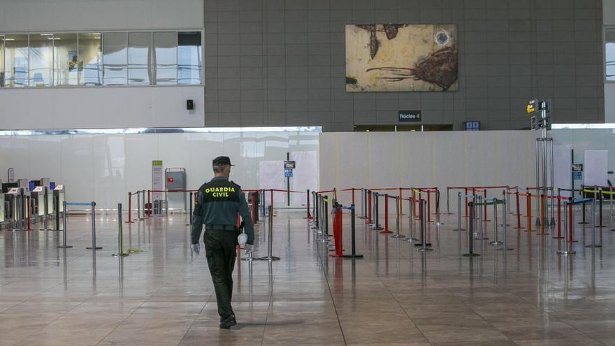 El Covid-19 hunde el tráfico de pasajeros en el aeropuerto de Alicante-Elche, con una caída del 52% en marzo