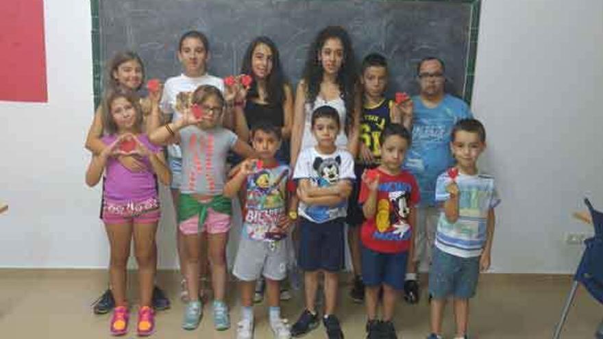 Talleres infantiles en El Piñero para preparar un homenaje a los abuelos