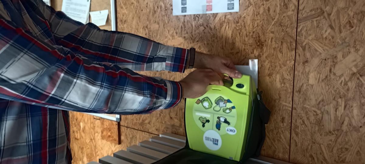 El nuevo desfibrilador en el aulario III de la Universidad de Alicante