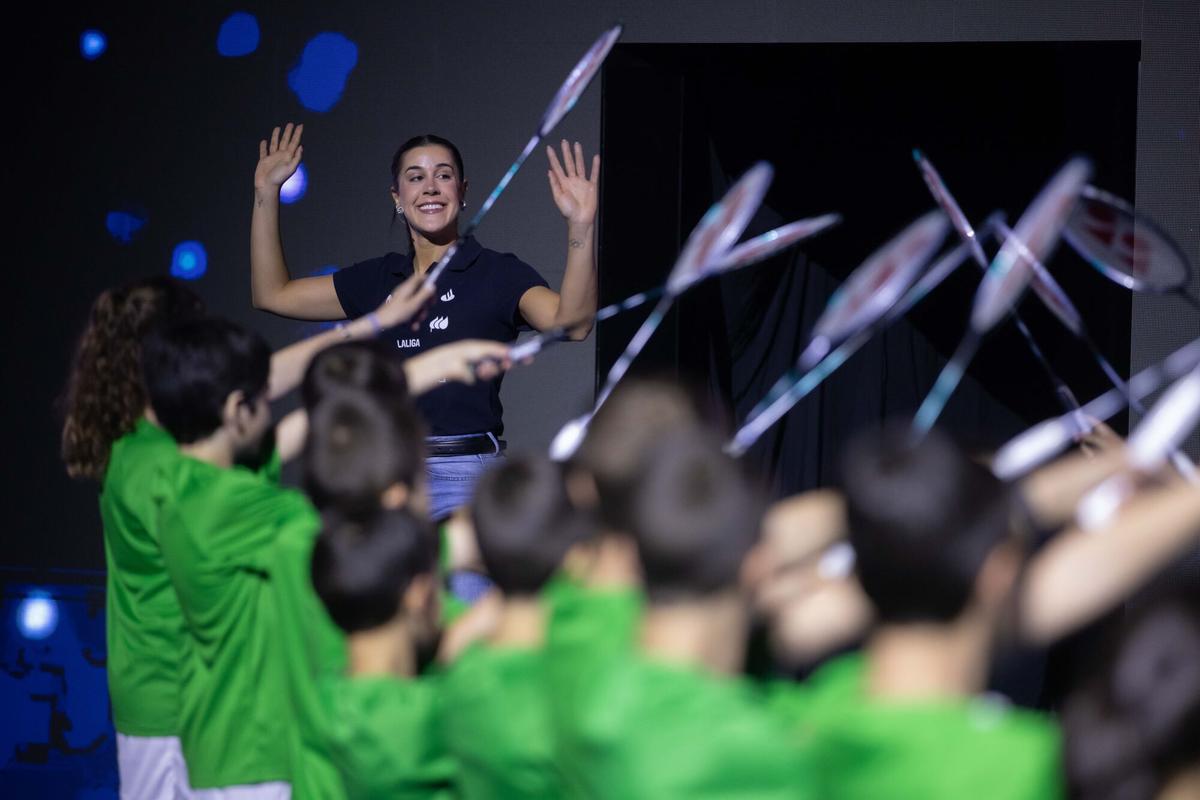 Imágenes del homenaje realizado a la deportista onubense Carolina Marín, tras anunciar su retiro del bádminton. El homenaje ha tenido lugar en la previa a la celebración de la final del Campeonato Europeo de Bádminton en el Palacio de Deportes Carolina Marín (Huelva). En Huelva, a 12 de abril de 2026. Carolina Marín anunció oficialmente su retirada del bádminton profesional el 26 de marzo de 2026. A sus 32 años, la campeona olímpica y tres veces campeona mundial puso fin a su carrera debido a las secuelas de la grave lesión de rodilla sufrida durante los Juegos Olímpicos de París 2024, de la cual no logró recuperarse plenamente para la alta competición. 12 ABRIL 2026 Clara Carrasco / Europa Press 12/04/2026. Carolina Marín;Clara Carrasco;