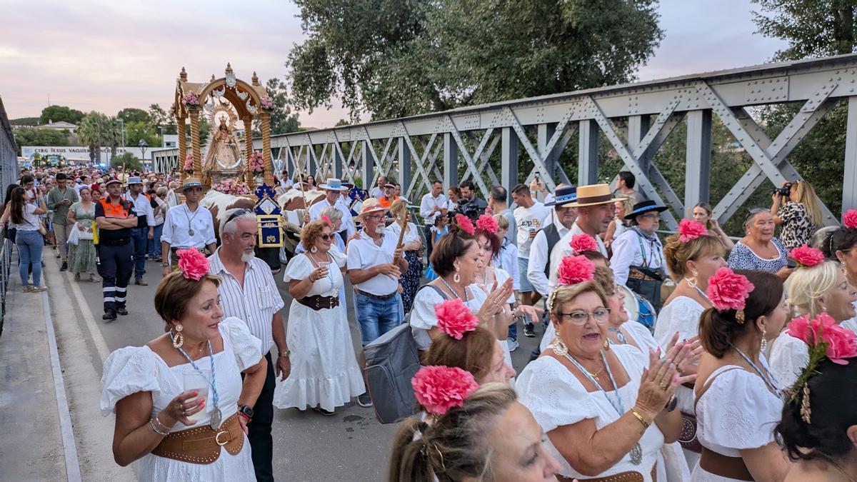 Una multitud acompaña a la Virgen de Belén por el puente de hierro de Palma del Río.