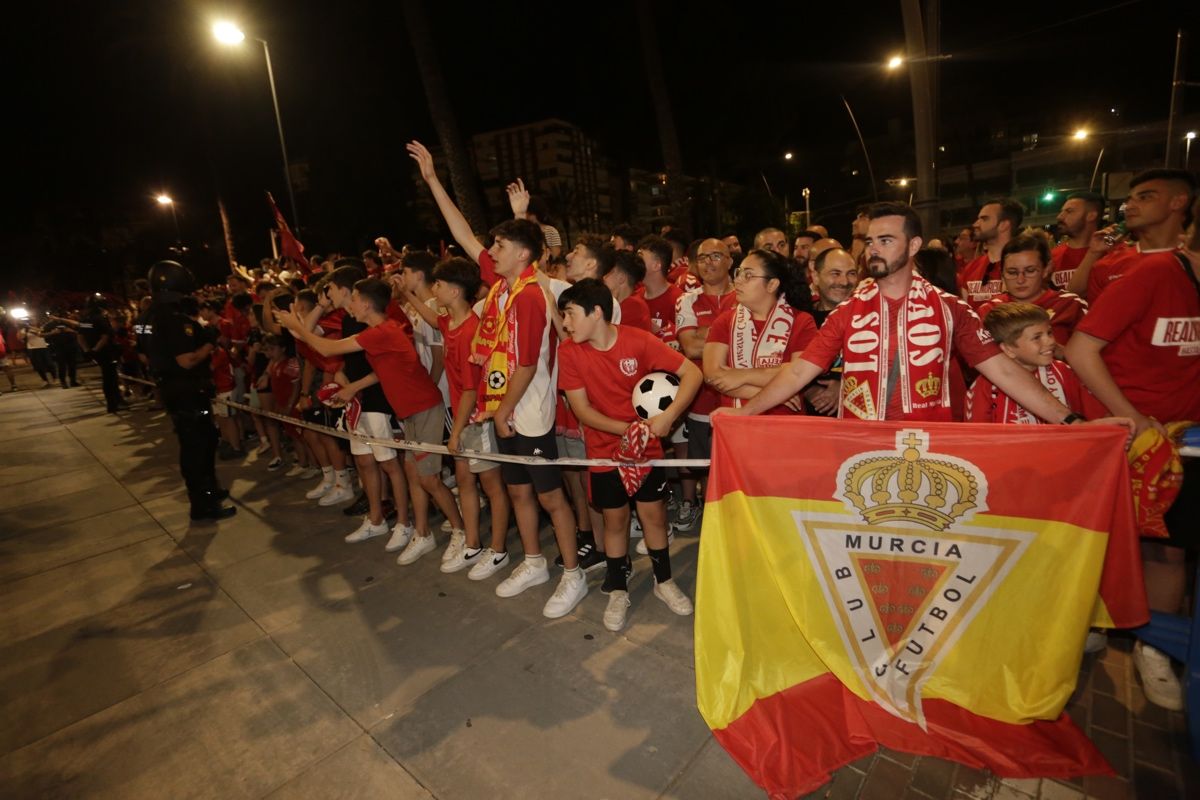 La Circular se llena para celebrar el ascenso del Real Murcia