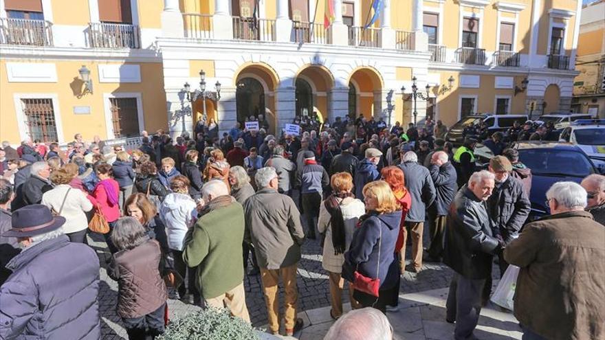 Unos 200 jubilados exigen un aumento de las pensiones