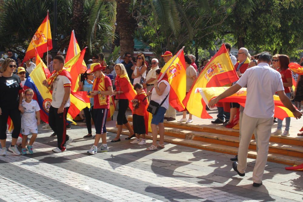 La Guardia Civil de la comarca celebra el día de su patrona en Torrevieja. Un grupo de vecinos se ha concentrado para dar su respaldo a las fuerzas de seguridad en Cataluña