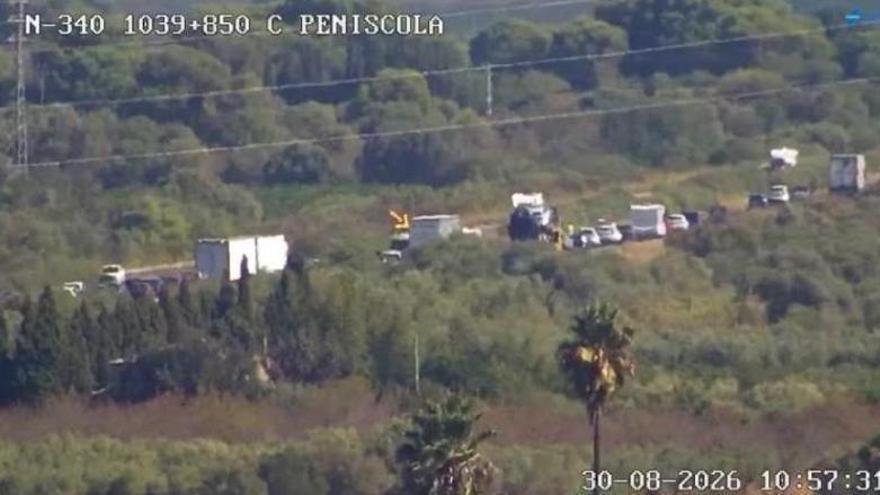 Unfall auf der AP-7 bei Benicarló: Fahrzeug überschlägt sich auf der Mittelleitplanke und verursacht Staus