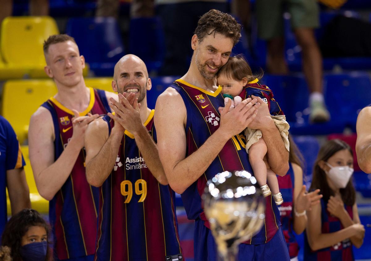 Pau Gasol, con su hija en brazos al concluir la final Pau Gasol, con su hija en brazos al concluir la final