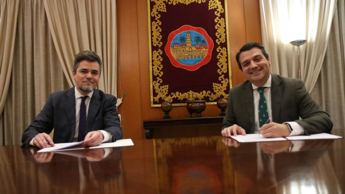 El director de Diario CÓRDOBA, Rafael Romero, y el alcalde de la ciudad, José María Bellido, firman el protocolo de intenciones.