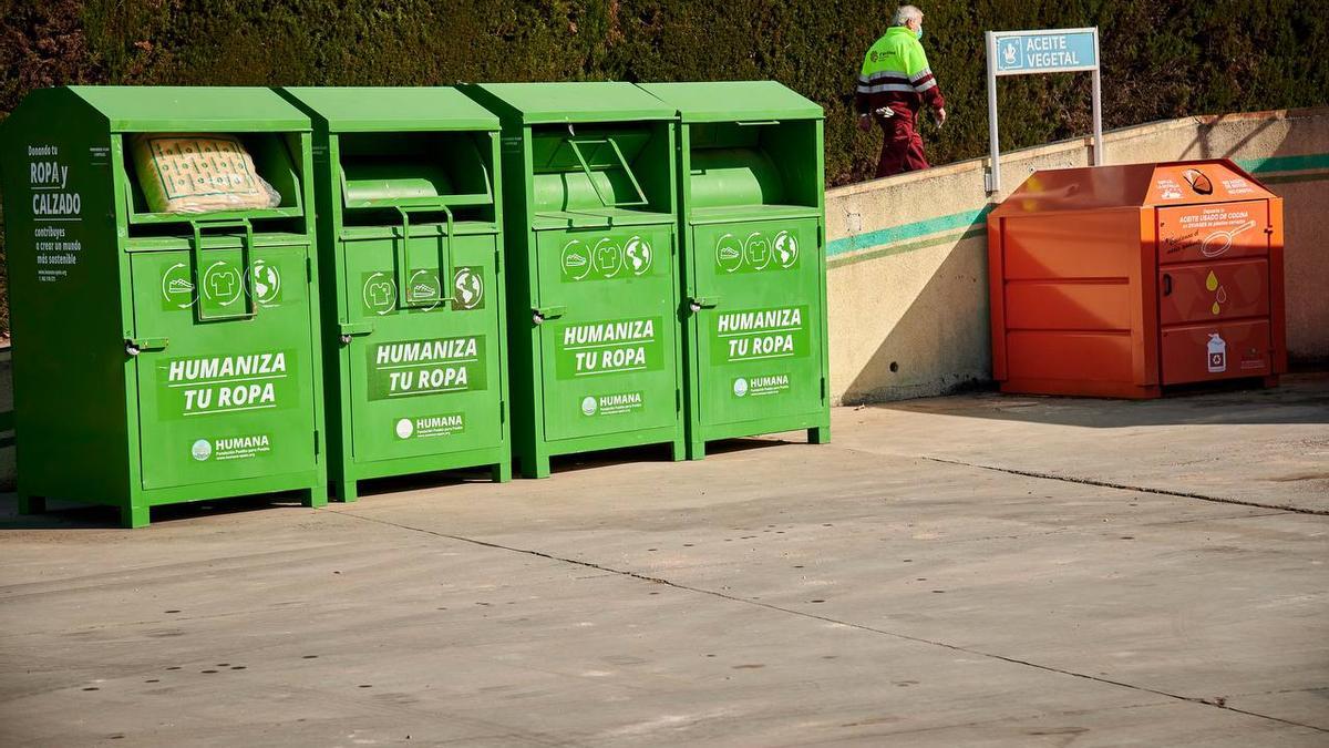 Los contenedores de ropa de Sadeco permiten recuperar más de 52 toneladas  de textil usado en Córdoba - Diario Córdoba