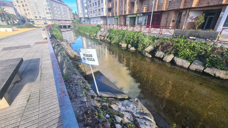 Otro vertido a la ría, esta vez desde el regato de Fexdega a través del río Con