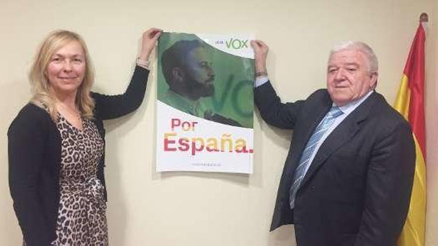 Por la izquierda, Sara Álvarez (segunda al Congreso) y Rodolfo Espina (presidente de Vox), con el cartel electoral de Abascal.