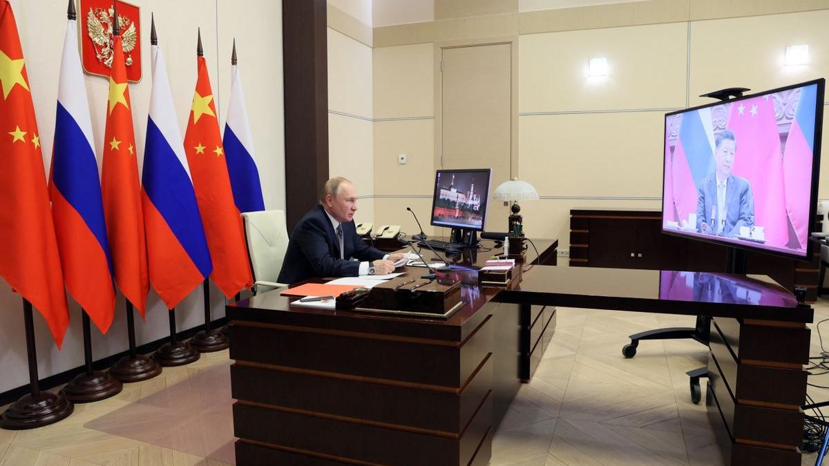 El presidente de Rusia, Vladimir Putin, durante la teleconferencia con el presidente chino, Xi Jinping.