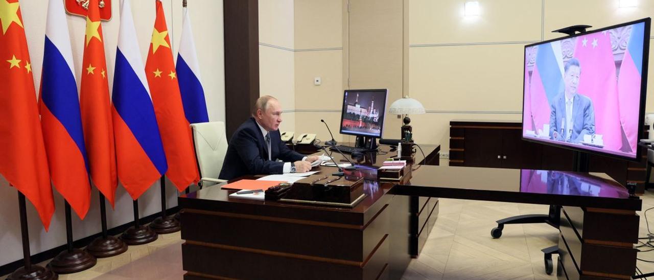 El presidente de Rusia, Vladimir Putin, durante la teleconferencia con el presidente chino, Xi Jinping.