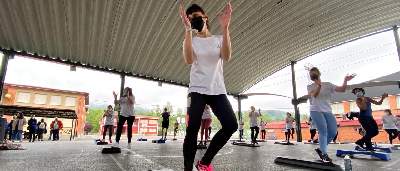 Participantes en un maratón de step organizado por la Asociación de Cáncer Metastásico, en Langreo. | C. M. B.