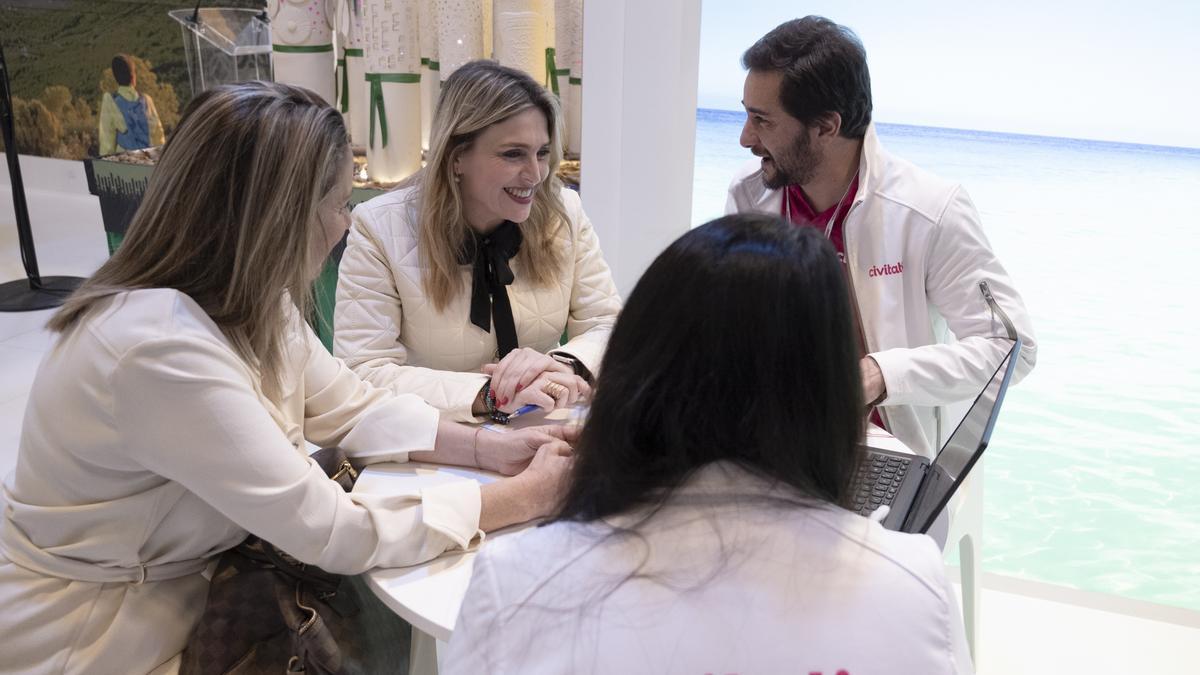 La presidenta de la Diputación, Marta Barrachina, en la reunión con Civitatis en Fitur