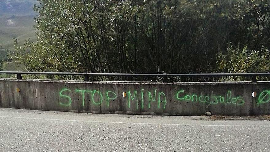 Una de las pintadas aparecidas en la carretera de Calabor. | Cedida