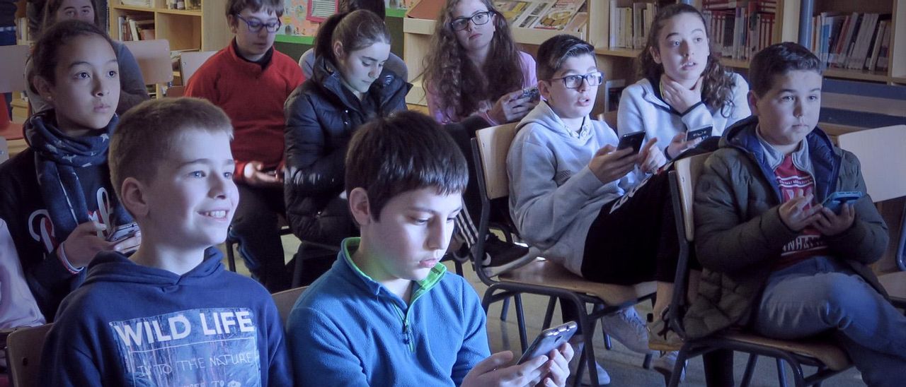 Alumnado de la ESO, durante una actividad con móviles.
