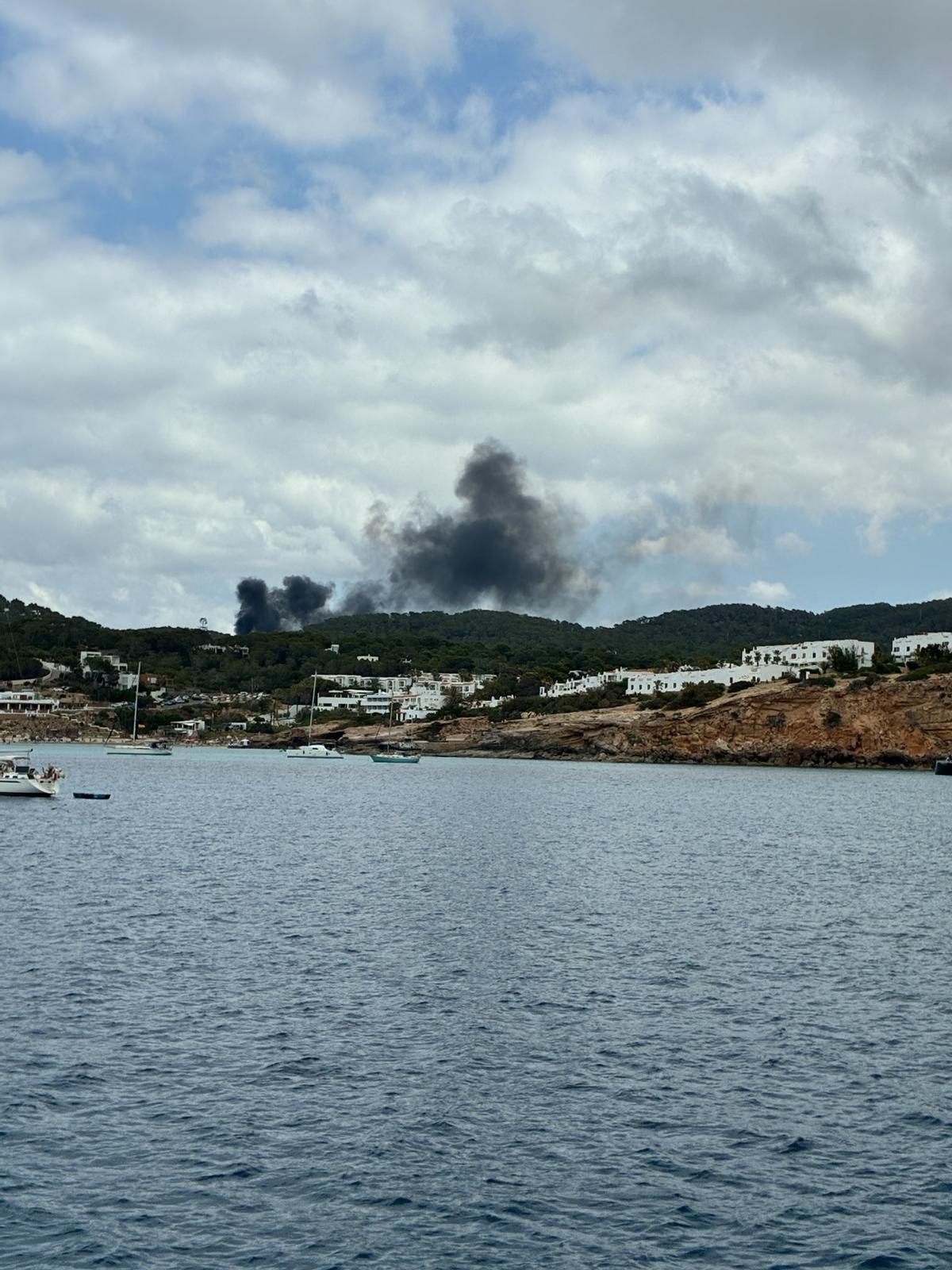 El humo negro, visto desde el mar.