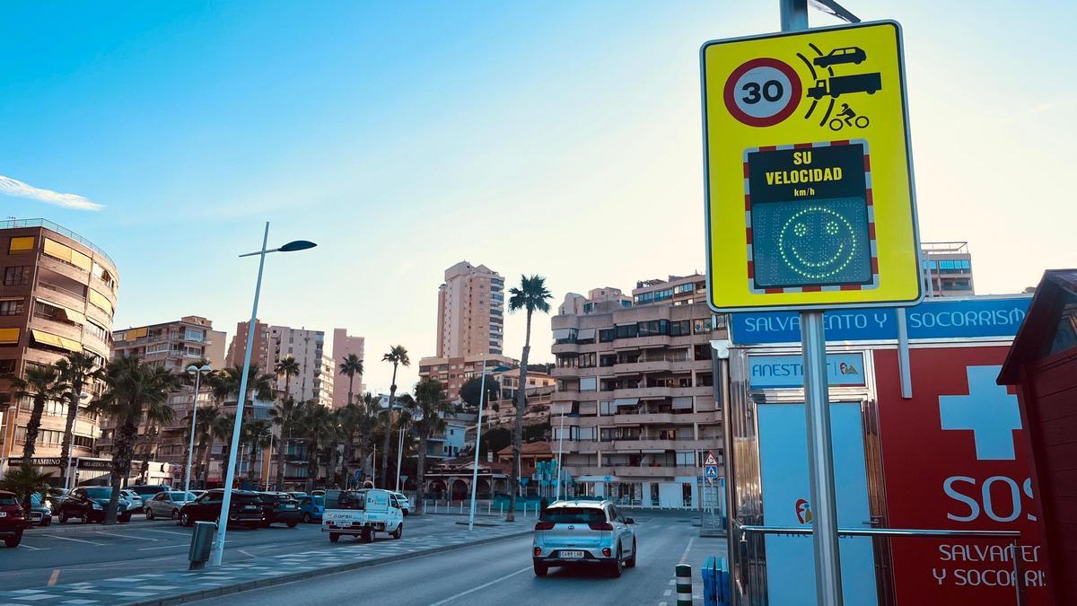 Uno de los radares pedagógicos con emoticonos en la Cala de Finestrat.
