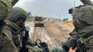 Varios soldados israelís avanzan por el norte de la franja de Gaza