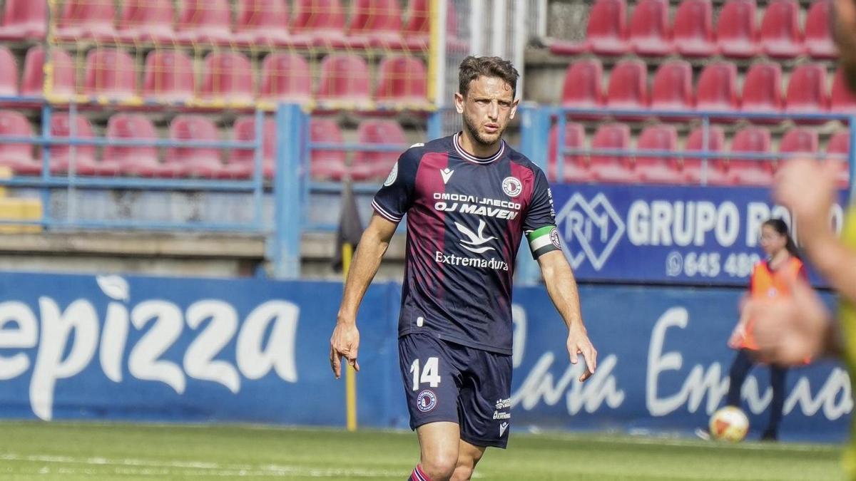 Miguel Núñez durante un partido como capitán esta temporada.