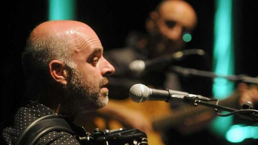 Xabier Díaz, durante un concerto no teatro Rosalía de Castro. juan varela