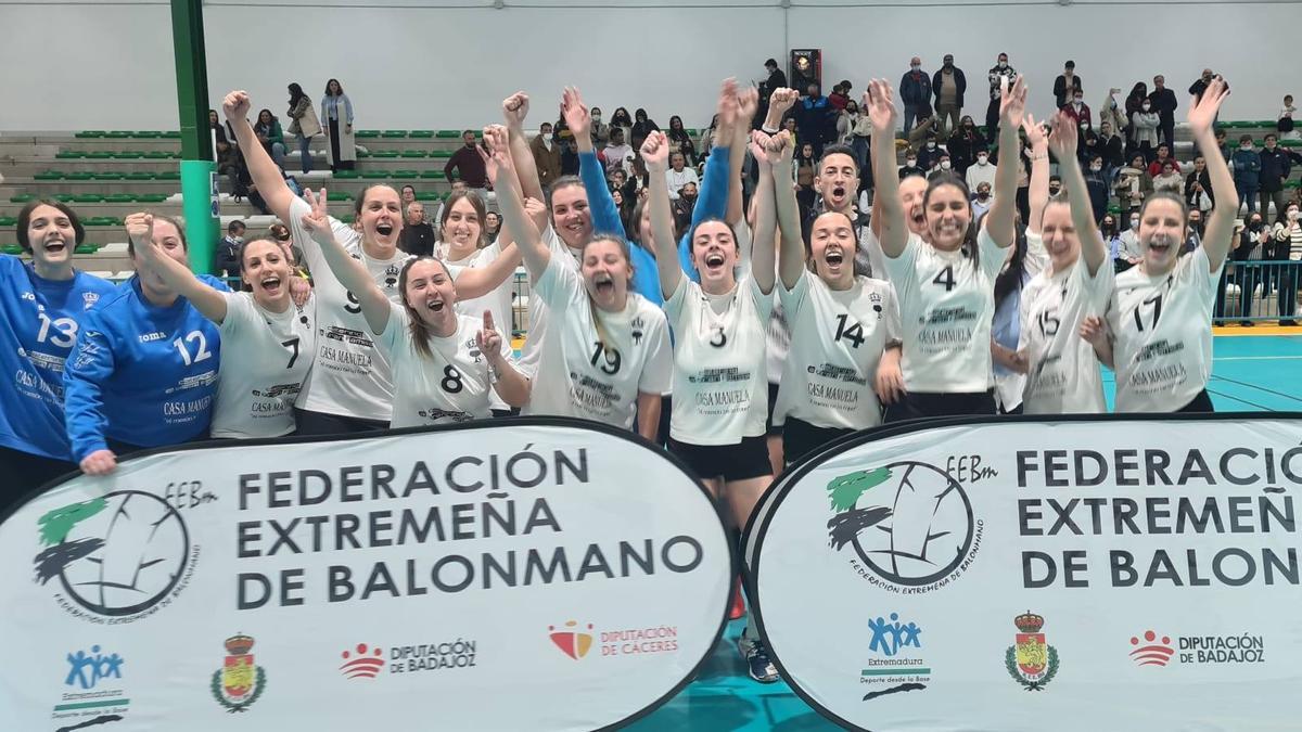 Las jugadoras del Aceuchal festejan su título extremeño.