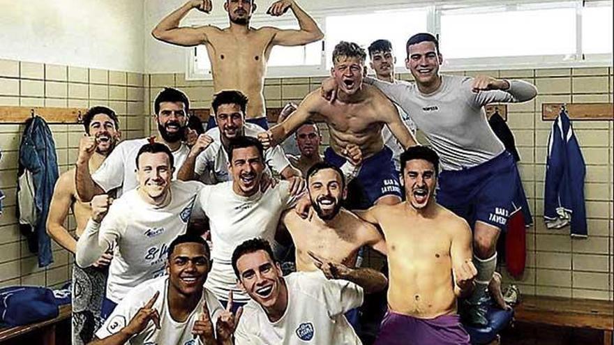 Los jugadores del SÃ³ller celebran el empate en el vestuario.